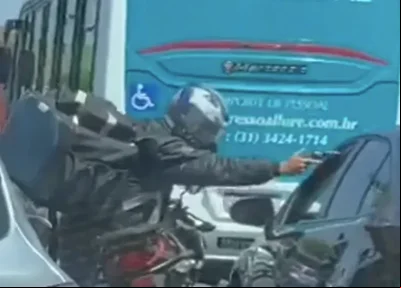 Ladrão tenta atirar em motorista mas arma falha durante assalto em BH