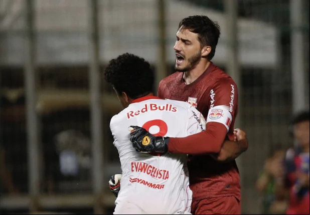 Lucas Evangelista abraça Cleiton após defesa de pênalti