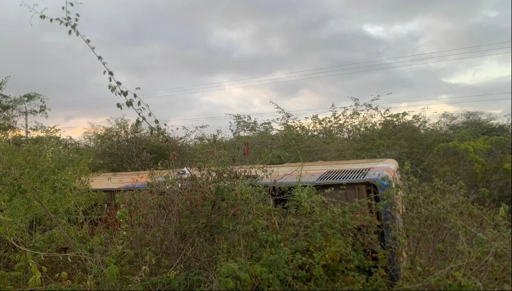 Ônibus tombou fora da pista
