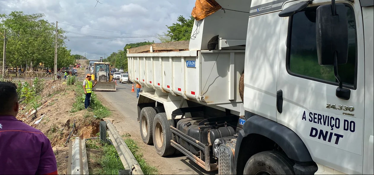 Equipe do DNIT realiza reparo na margem da Ponte Tancredo Neves