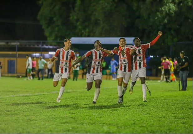 Jogadores do River comemoram vitória por 3 a 0 em cima do Altos