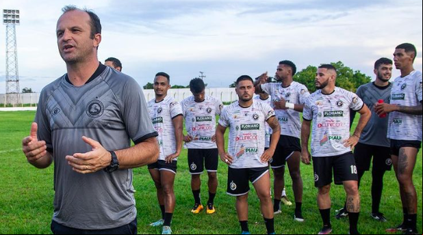 Técnico Fernando Agostini e alguns atletas do Corisabbá