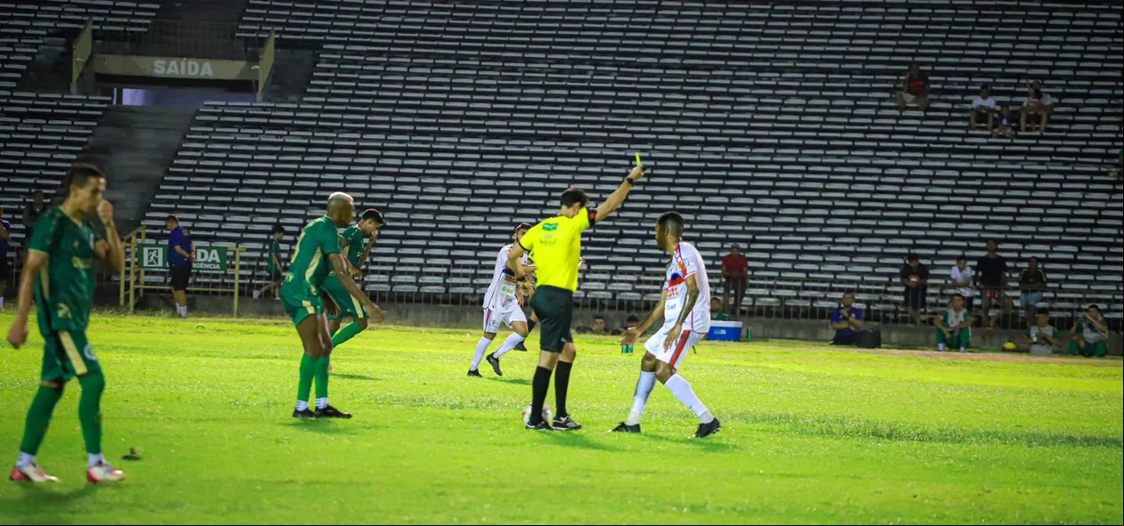 Árbitro advertindo jogador na final do Piauieinse Série B 2024
