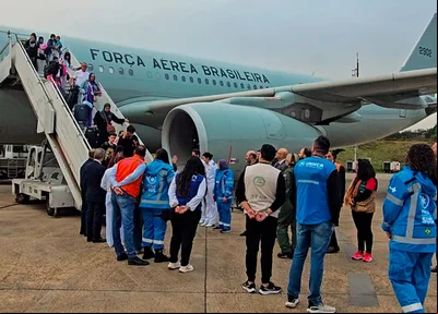 Avião da FAB com brasileiros repatriados do Líbano