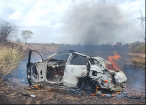 Carro destruído pelo fogo após acidente