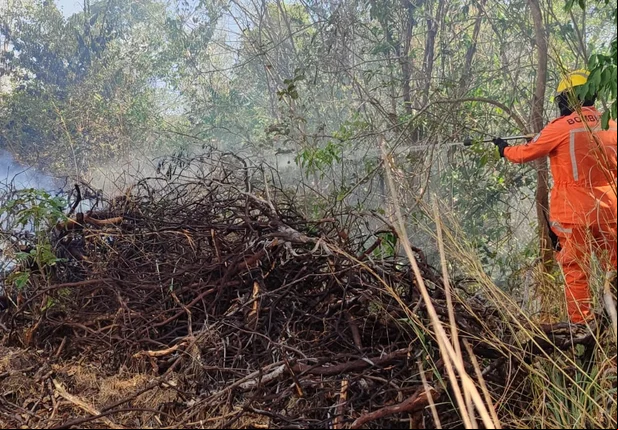 Equipe do Corpo de Bombeiros contendo as chamas no campus da UFPI