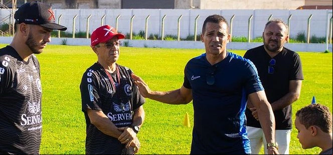 Anderson Kamar falando com comissão técnica do Corisabbá
