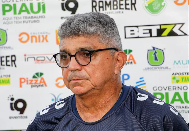 Flávio Araújo, técnico do Altos