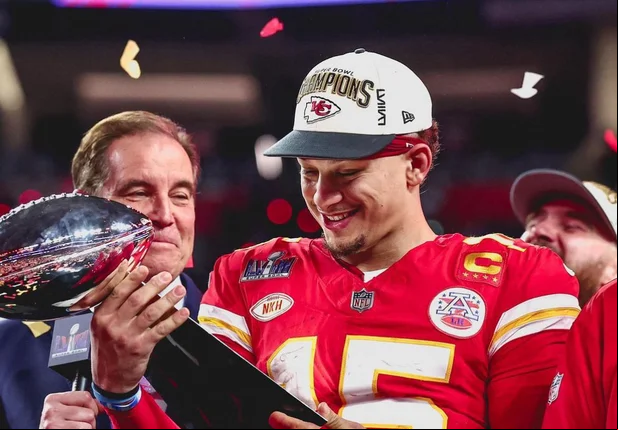 Patrick Mahomes com o seu terceiro troféu de Super Bowl