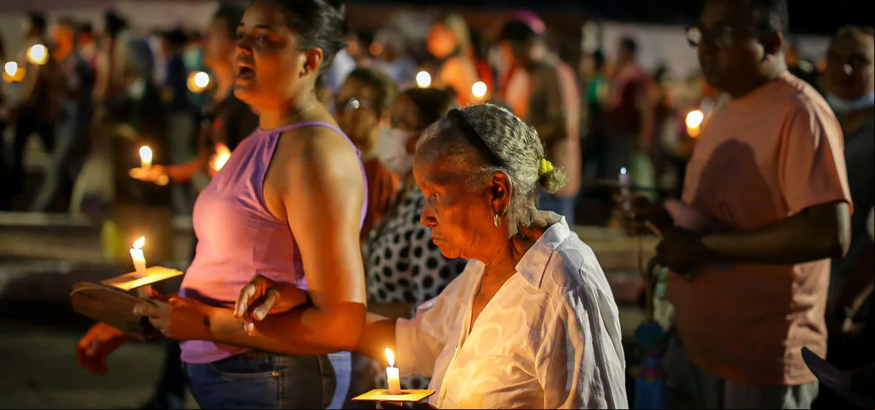 Idosa acompanha a Procissão do Senhor Morto
