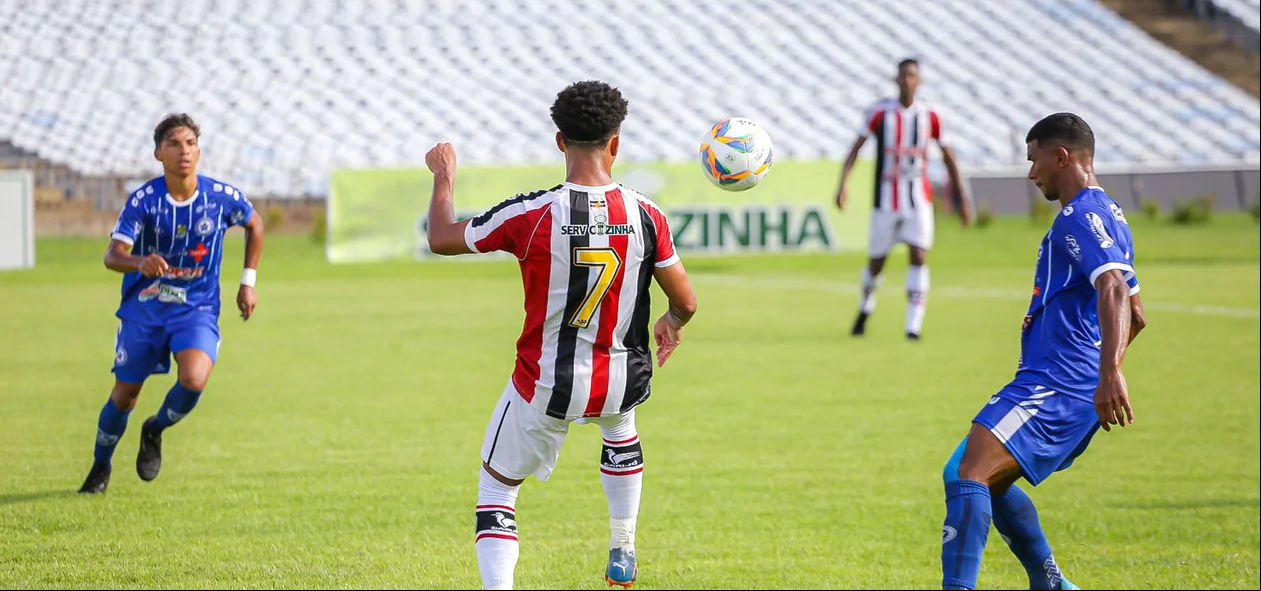Wesley Souza briga pela bola
