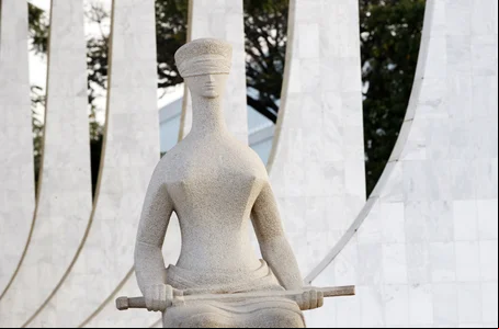 Estátua da Justiça na sede do STF