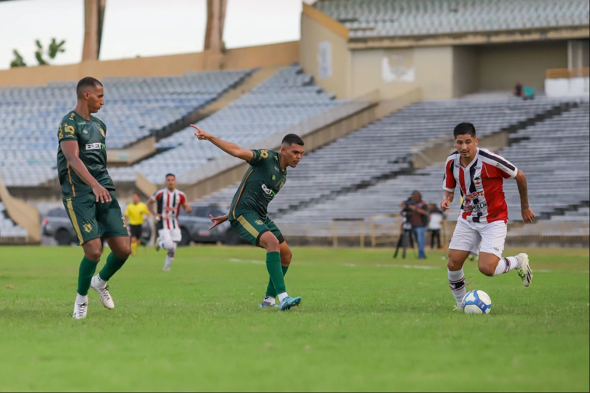 Felipe Pará buscando o ataque para o River contra o Altos