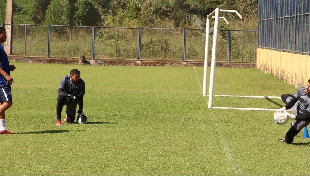Goleiros do Altos em preparação para partida da Série D