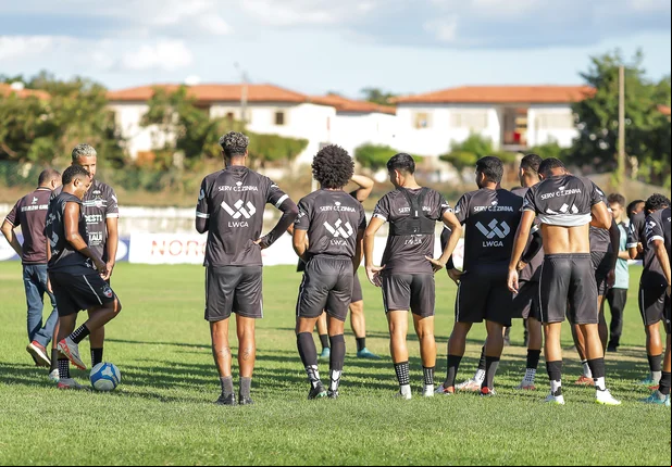 Atletas do River-PI no centro de treinamento