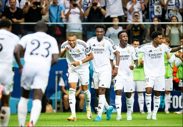 Mbappé comemora com os companheiros o primeiro gol com a camisa do Real Madrid