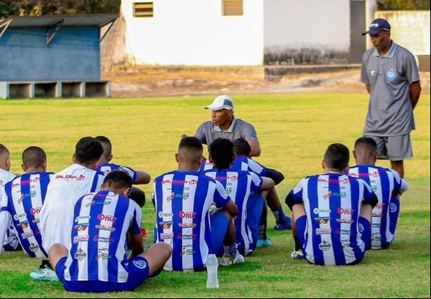 Técnico Eduardo Rodrigues conversando com os jogadores do Comercial