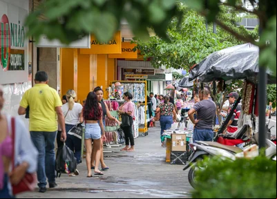 Pessoas comprando no Centro de Teresina