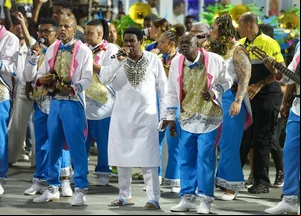Neguinho da Beija-Flor em seu último desfile