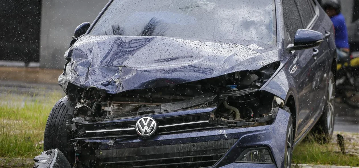 O carro modelo Virtus danificado
