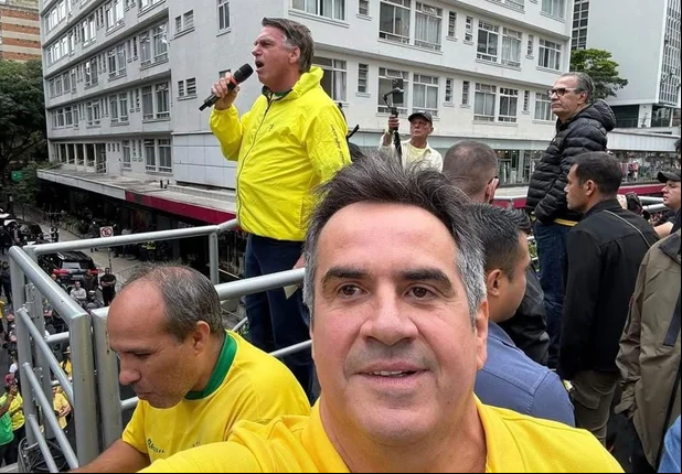 Ciro Nogueira e Jair Bolsonaro ao fundo, durante manifestação na Av. Paulista