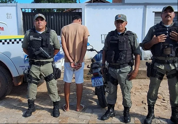 Durante a abordagem, o homem revelou onde a motocicleta estava escondida