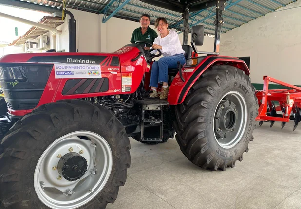 Esperantina recebe novo trator de arado entregue oficialmente pela prefeitura