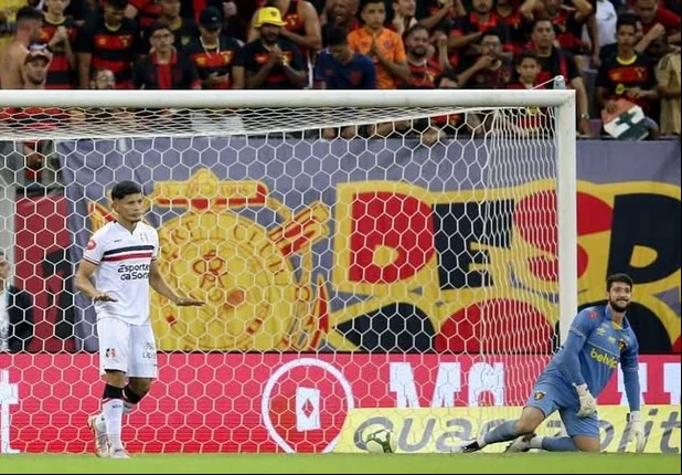 Gabriel Cardoso convertendo pênalti para o Santa Cruz