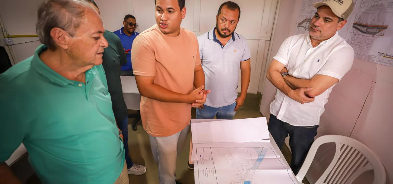 Silvio Mendes com por assessores e técnicos