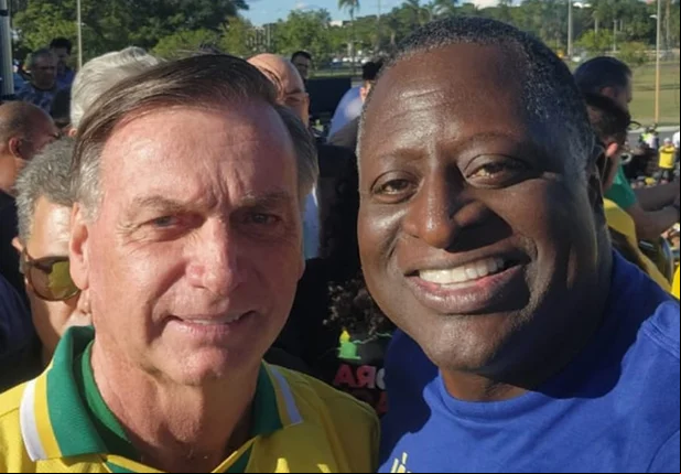 Jair Bolsonaro em manifestação com deputado Hélio Lopes