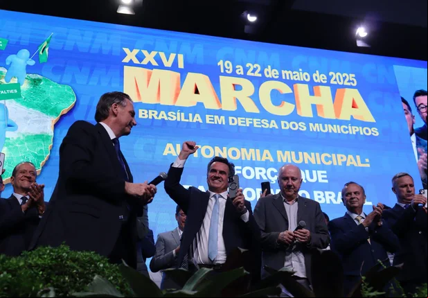 Senador Ciro Nogueira e Jair Bolsonaro discursam na Marcha dos Prefeitos