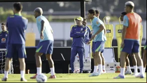 Ancelotti observa o treino da Seleção Brasileira