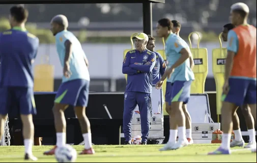 Ancelotti observa o treino da Seleção Brasileira