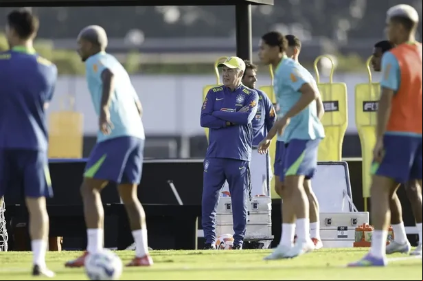 Ancelotti comanda primeiro treino com elenco completo e testa equipe