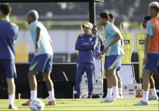 Ancelotti observa o treino da Seleção Brasileira