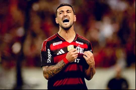 Flamengo goleia o Fortaleza e vira líder do Brasileirão