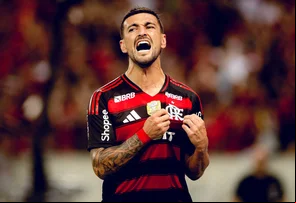 Flamengo goleia o Fortaleza e vira líder do Brasileirão