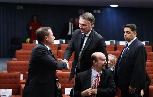 Bolsonaro cumprimentando Mauro Cid