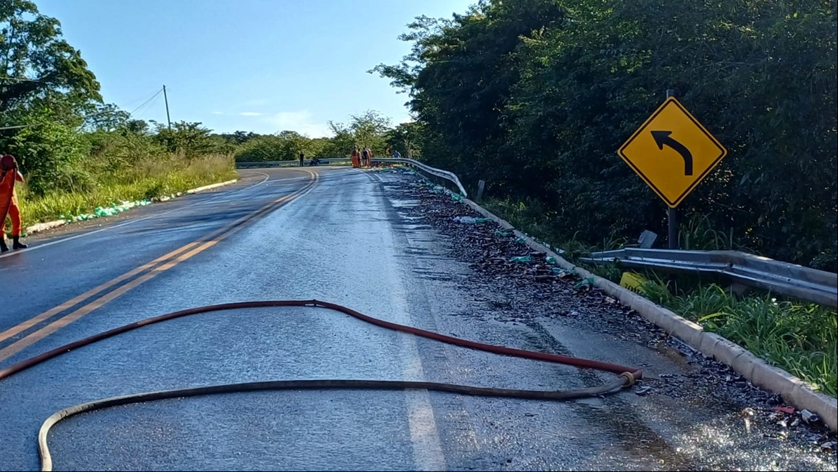 Cacos de vidro no acostamento da rodovia