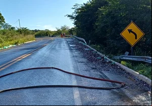 Cacos de vidro no acostamento da rodovia