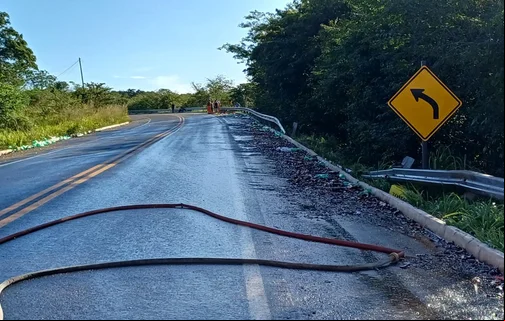 Cacos de vidro no acostamento da rodovia