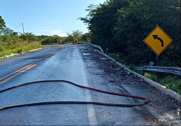 Cacos de vidro no acostamento da rodovia