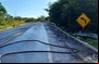 Cacos de vidro no acostamento da rodovia