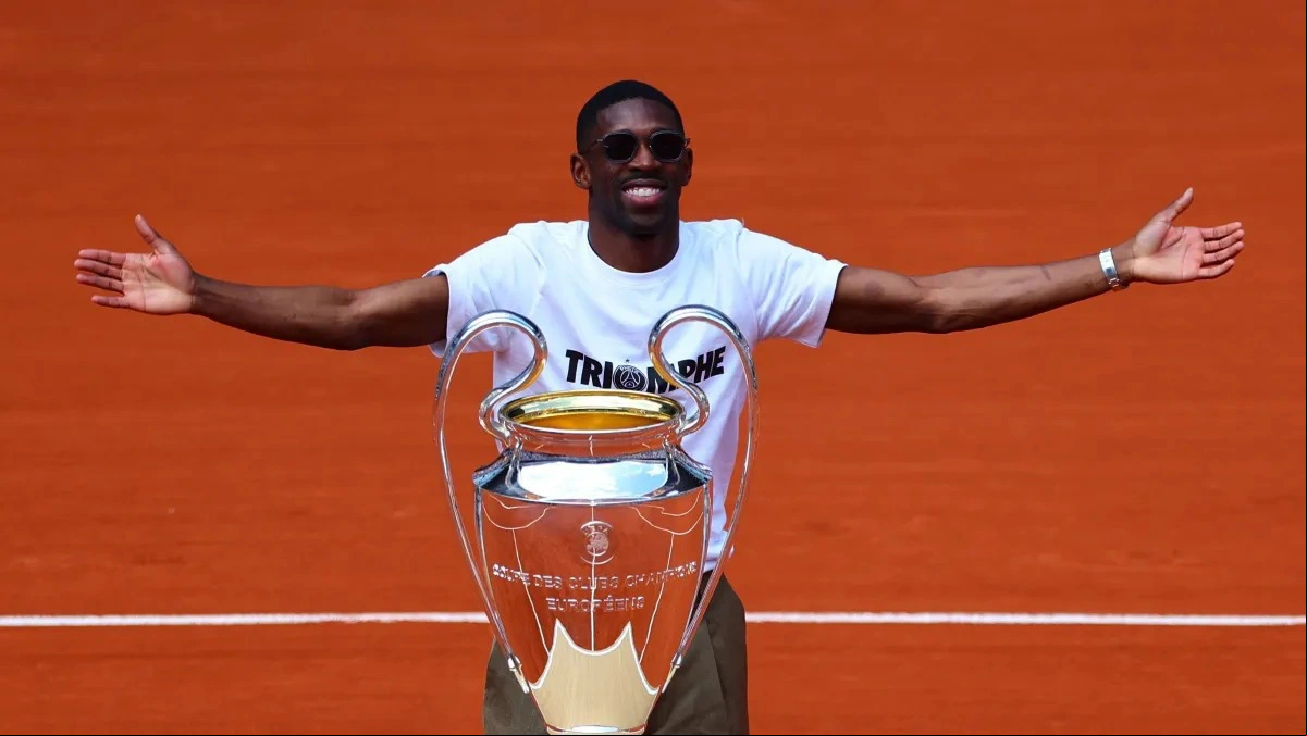 Dembelé, do PSG, exibe taça da Champions League em Roland Garros