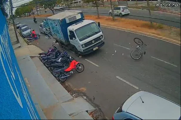 Imagens de câmeras de segurança mostram o momento do acidente