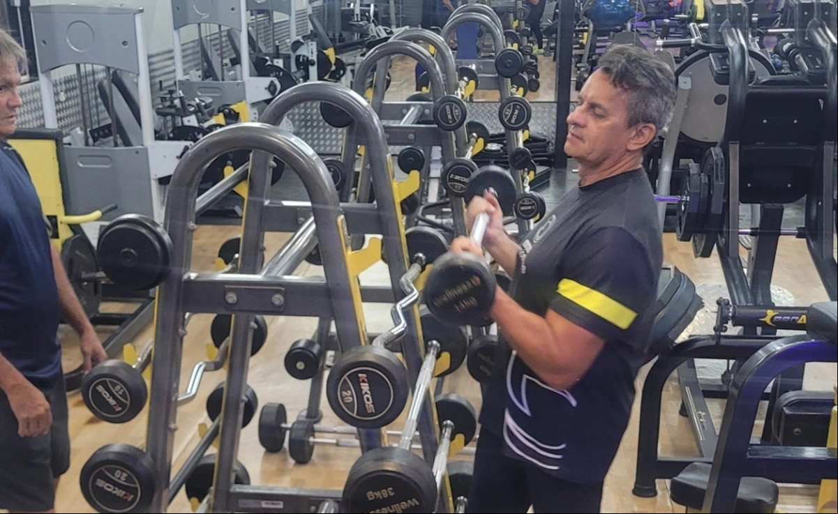 Musculação com máquinas ou com pesos livres: veja a diferença