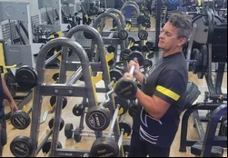 Musculação com máquinas ou com pesos livres: veja a diferença