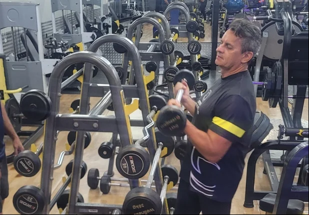 Musculação com máquinas ou com pesos livres: veja a diferença