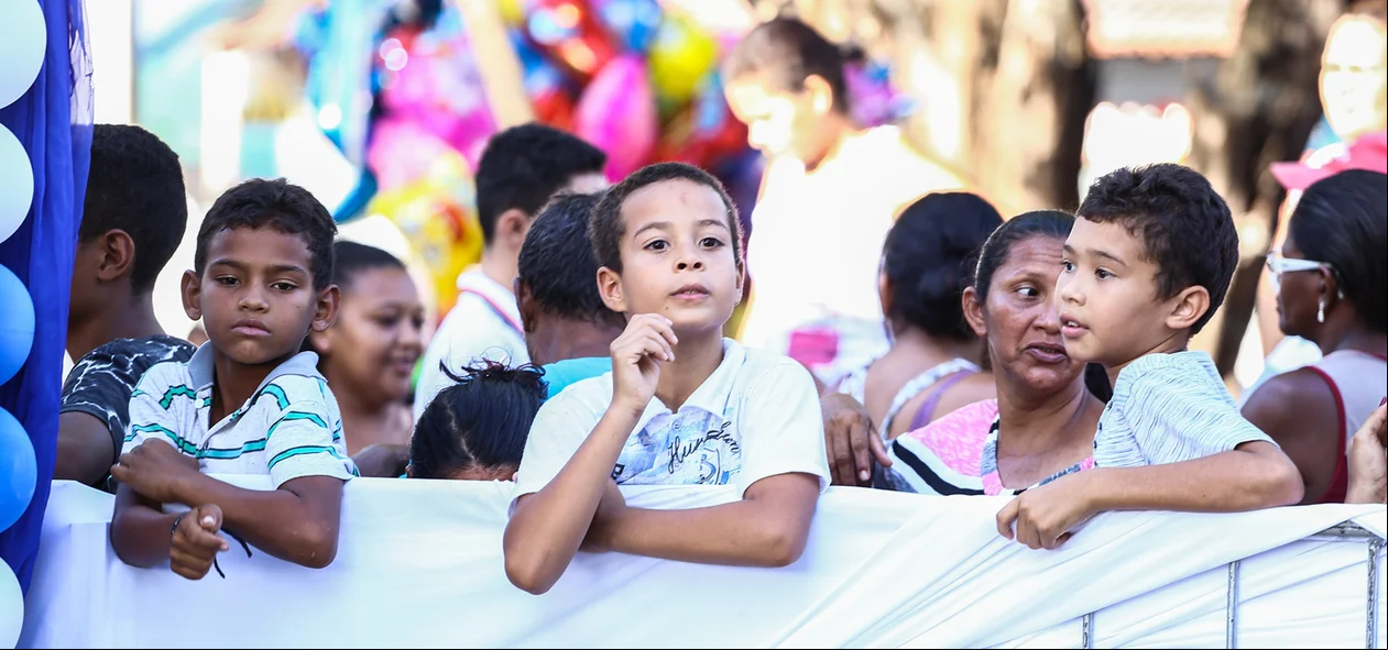 Crianças  Aguardando o Bolo