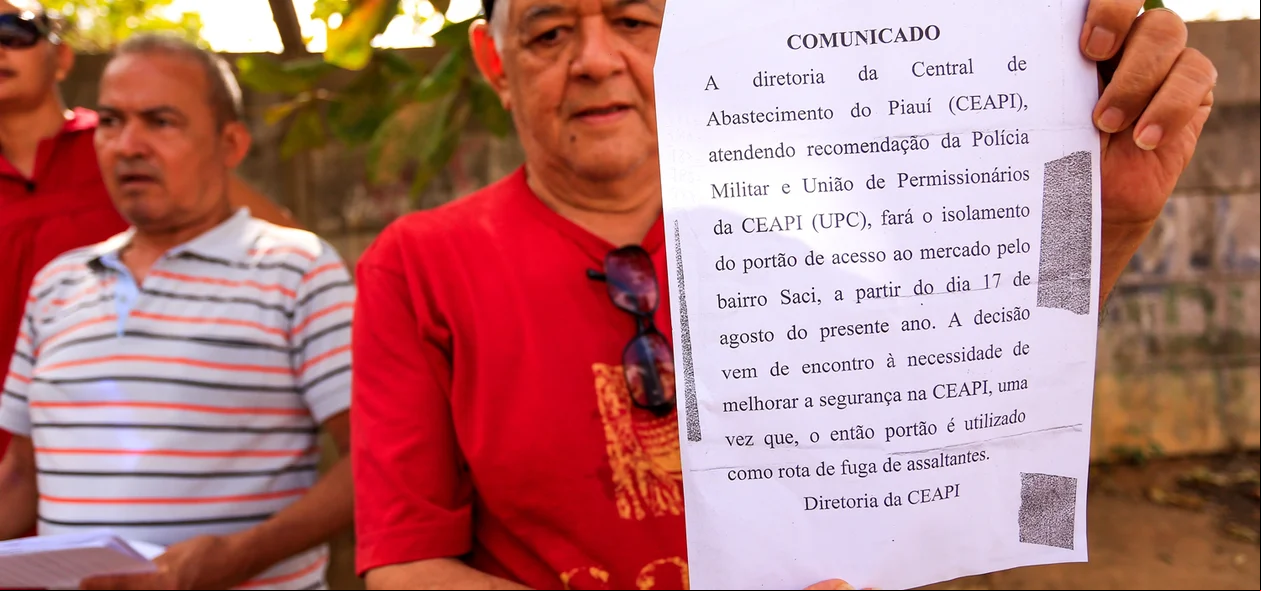 Morador protesta fachamento do portão
